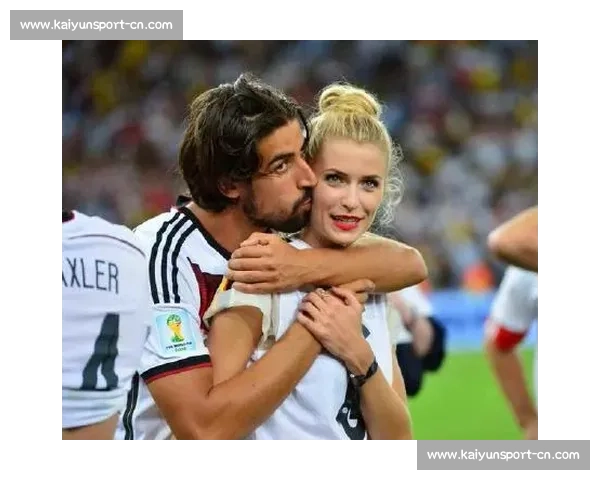 胡梅尔斯携超模女友观战斯图加特站决赛 退役后跨界体育魅力不减
